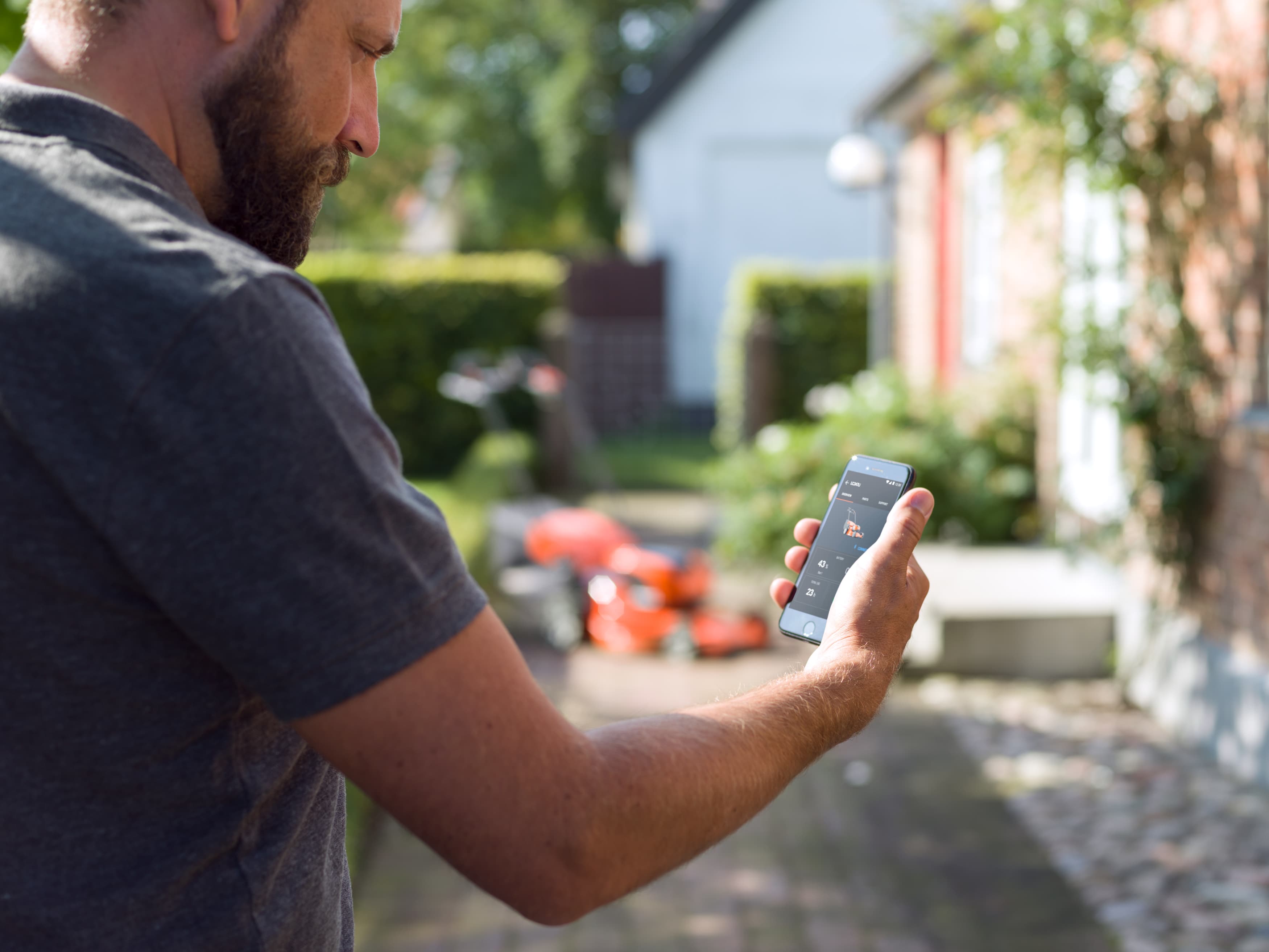 With the smart Husqvarna Connect app, you’ll have easy access to helpful tips, manuals and spare part recommendations. The app can be downloaded, free of charge, from App Store or Google Play. Not yet available on all markets. image